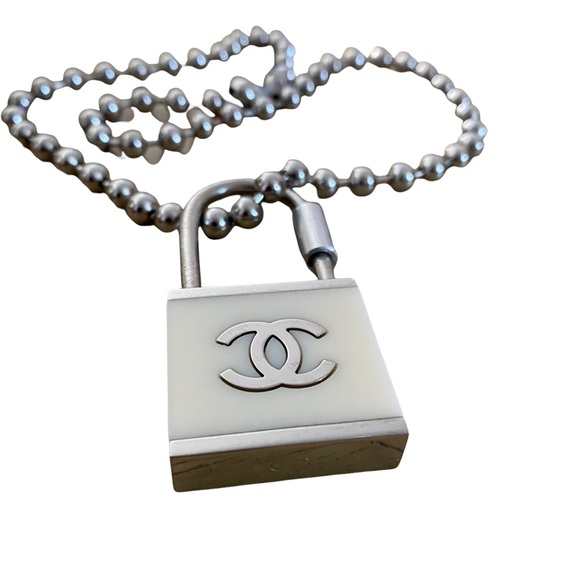 Chanel 02C padlock keychain - Picture 2 of 13